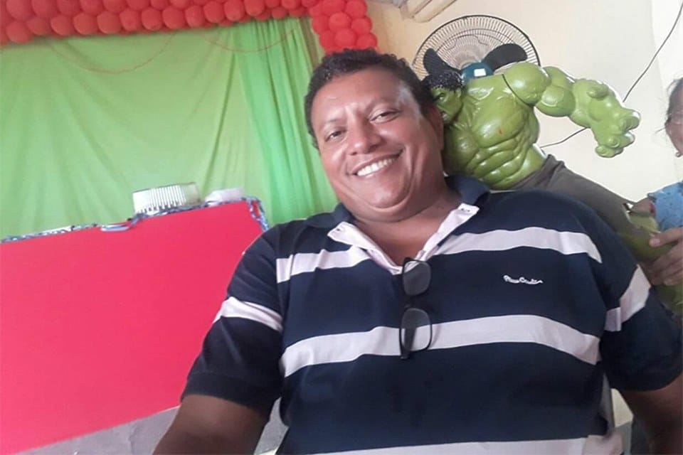 Homem que foi assaltado e preso em portamalas, morreu por