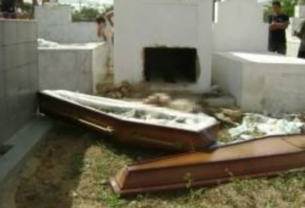Ladroes Arrombam Tumulo Arrancam Partes De Um Corpo E Roubam A Lapide