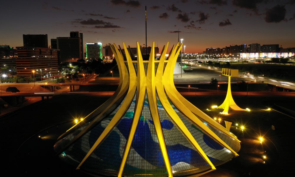 Catedral de Brasília reúne fiéis para a missa de lava-pés