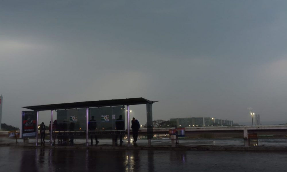 Primeira chuva da seca no DF. Rodoviária do Plano Piloto. Foto: Vítor Mendonça/Jornal de Brasília