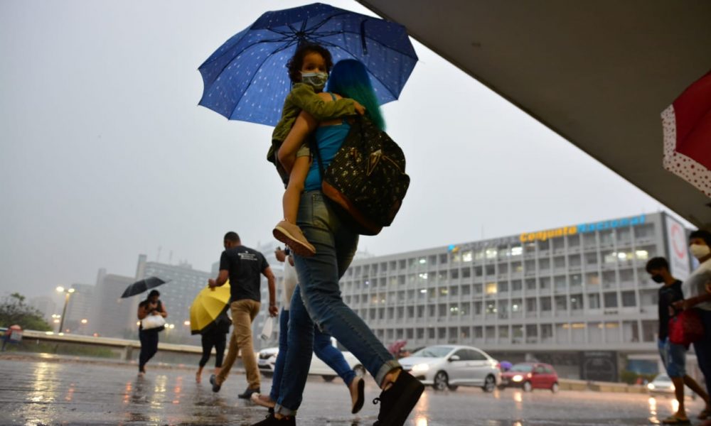 Primeira chuva da seca no DF. Rodoviária do Plano Piloto. Foto: Vítor Mendonça/Jornal de Brasília