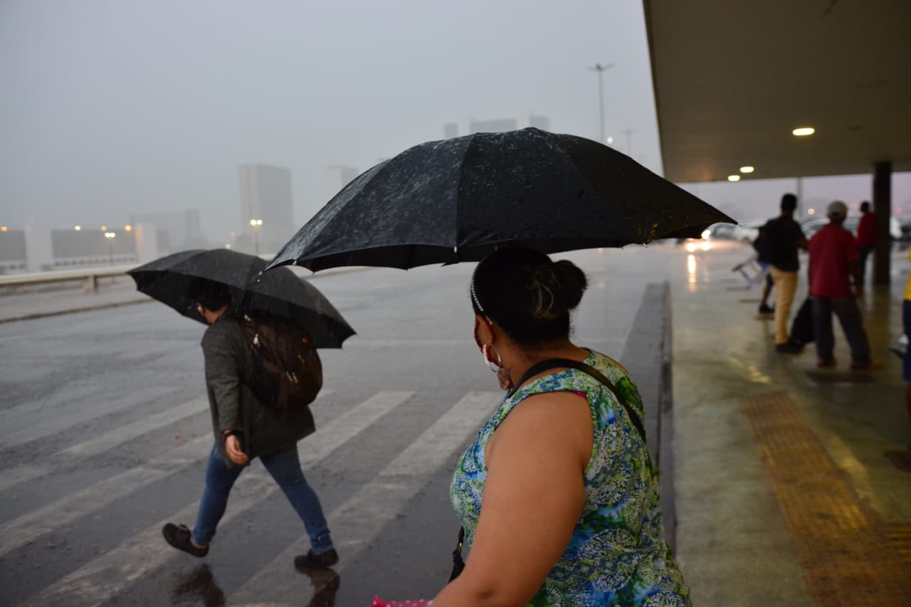 Primeira chuva da seca no DF. Rodoviária do Plano Piloto. Foto: Vítor Mendonça/Jornal de Brasília