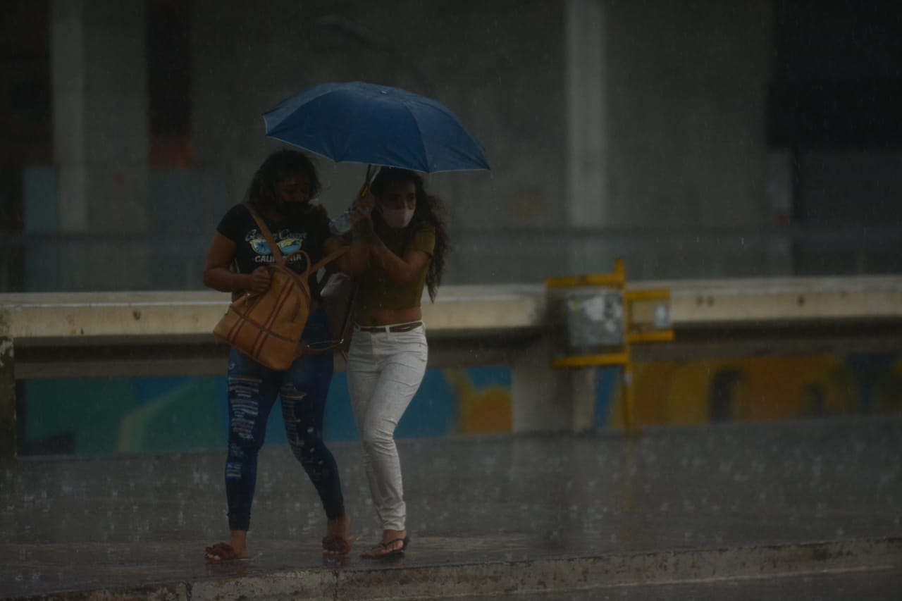 Primeira chuva da seca no DF. Rodoviária do Plano Piloto. Foto: Vítor Mendonça/Jornal de Brasília