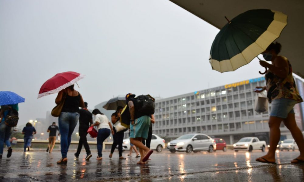 Primeira chuva da seca no DF. Rodoviária do Plano Piloto. Foto: Vítor Mendonça/Jornal de Brasília