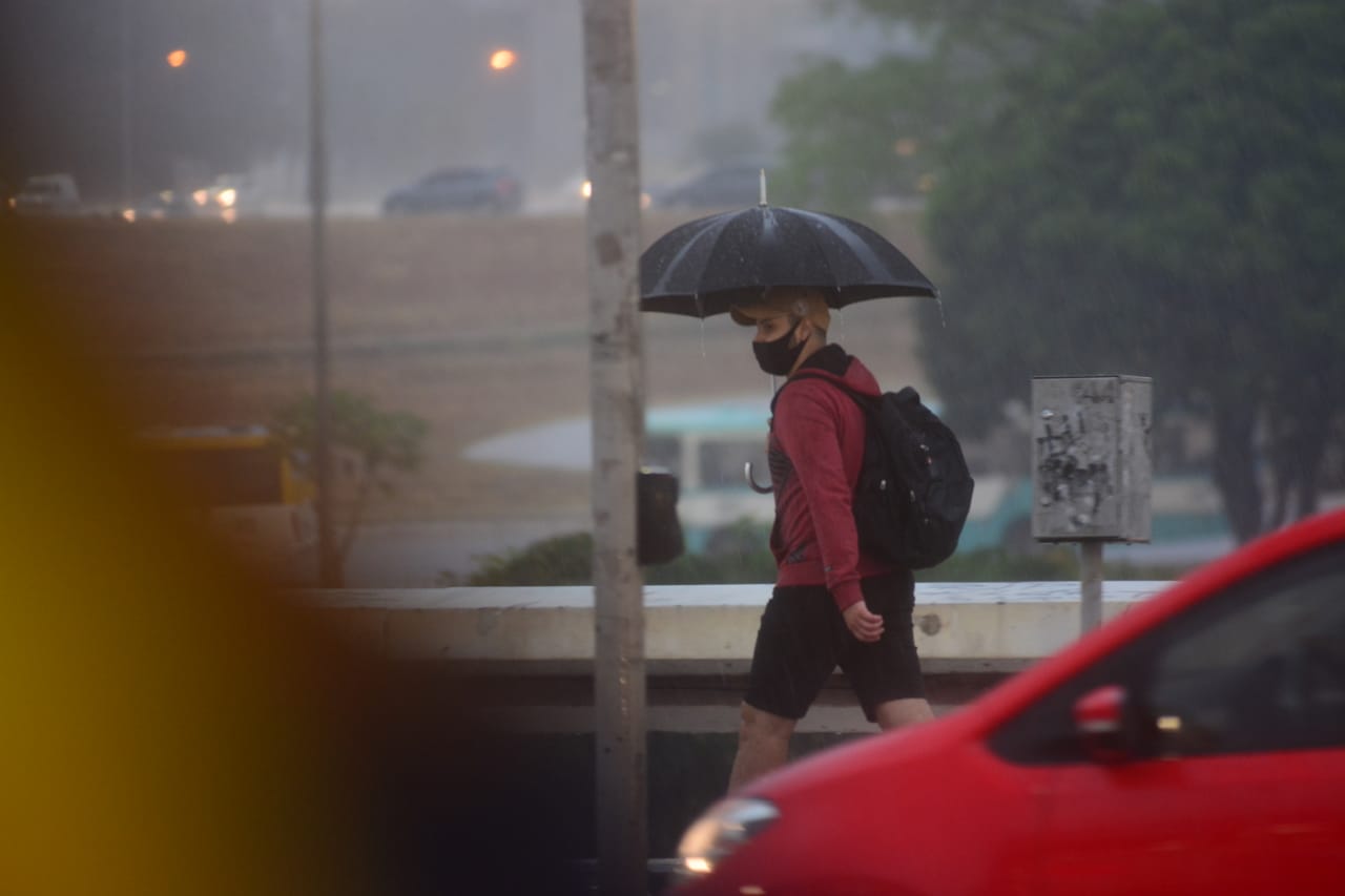 Primeira chuva da seca no DF. Rodoviária do Plano Piloto. Foto: Vítor Mendonça/Jornal de Brasília