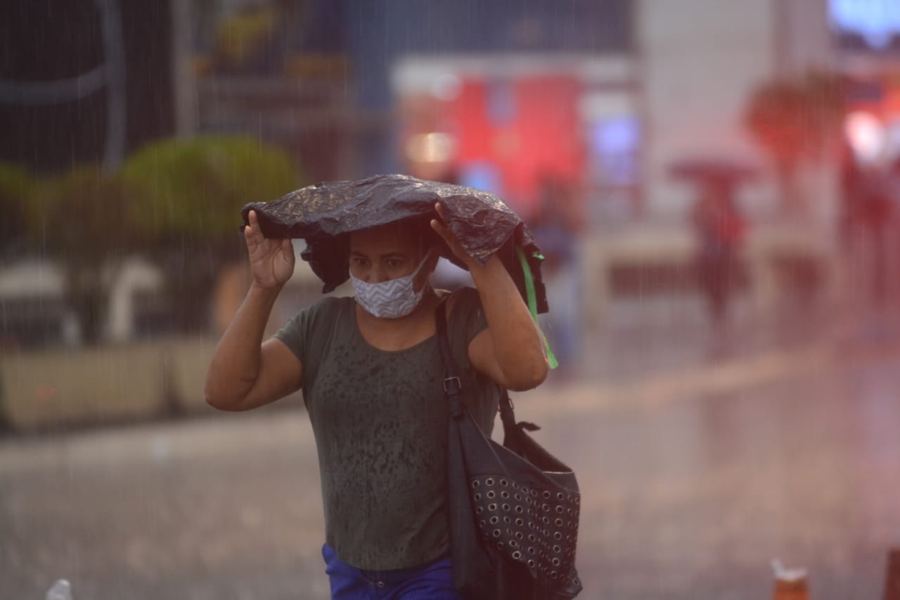 Primeira chuva da seca no DF. Rodoviária do Plano Piloto. Foto: Vítor Mendonça/Jornal de Brasília
