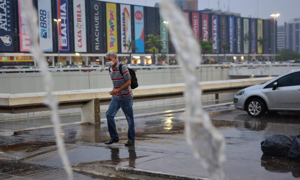 Primeira chuva da seca no DF. Rodoviária do Plano Piloto. Foto: Vítor Mendonça/Jornal de Brasília
