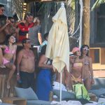 Anitta curte férias no México com família e amigos. Foto: Backgrid/AgNews