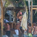 Anitta curte férias no México com família e amigos. Foto: Backgrid/AgNews