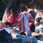 Anitta curte férias no México com família e amigos. Foto: Backgrid/AgNews