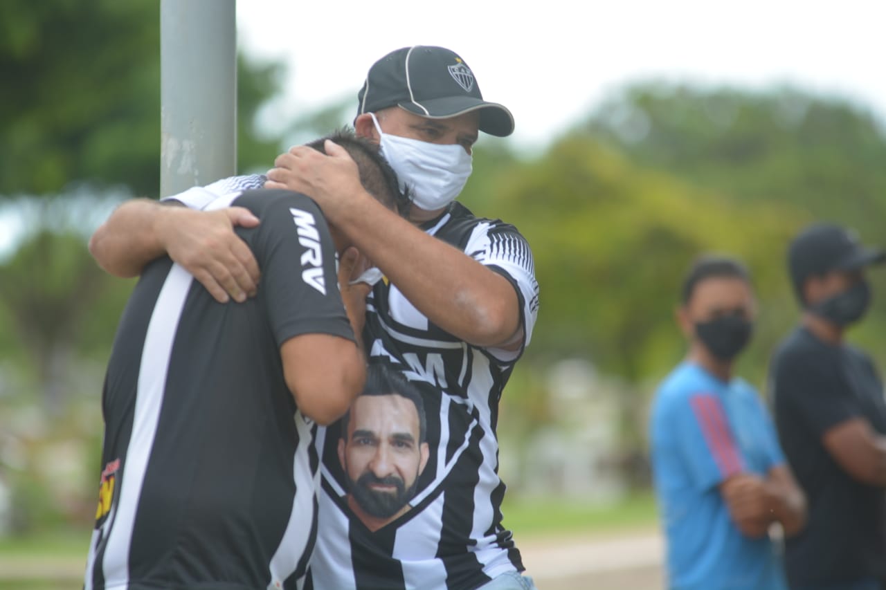 Enterro do motorista por aplicativo Geraldo Iris Gontijo, 50 anos. Foto: Vítor Mendonça/Jornal de Brasília