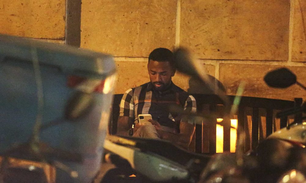 Nego do Borel assiste, do celular, entrevista ao Fantástico sobre o término de seu relacionamento do Duda Reis