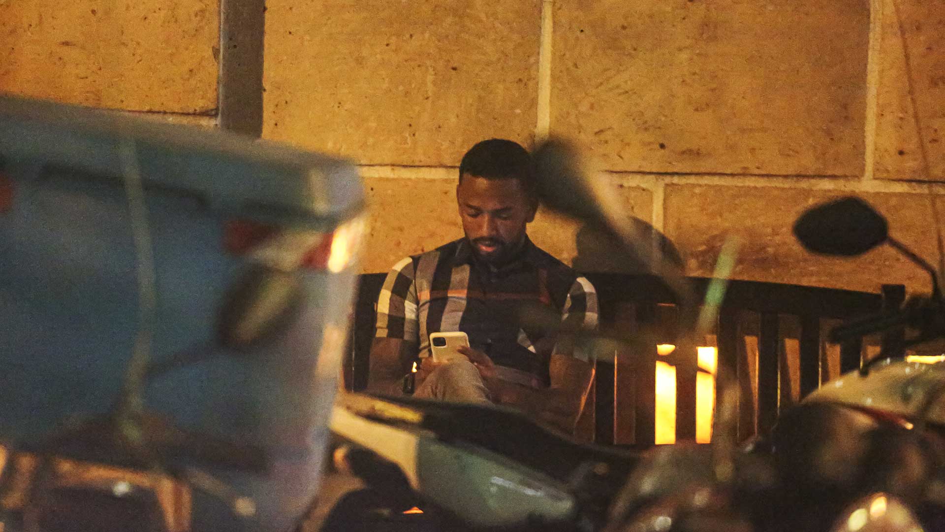 Nego do Borel assiste, do celular, entrevista ao Fantástico sobre o término de seu relacionamento do Duda Reis