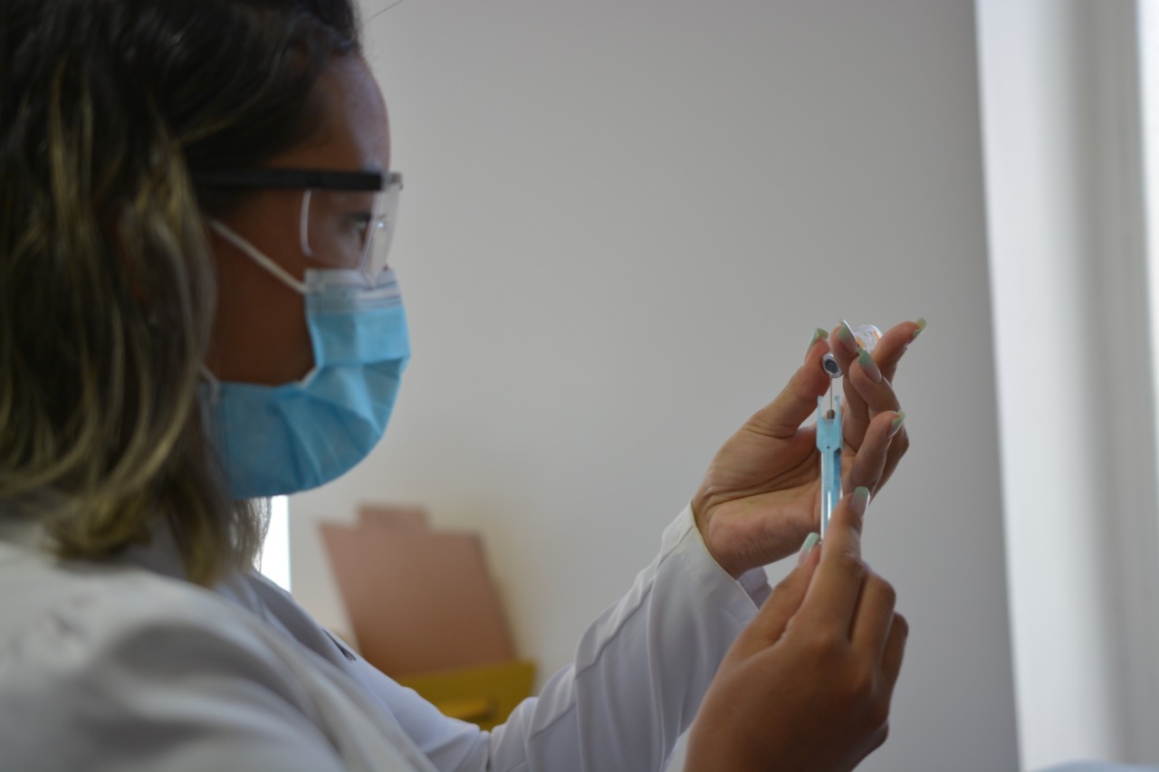 Vacina CoronaVac no Hospital de Base. Foto: Vítor Mendonça/Jornal de Brasília