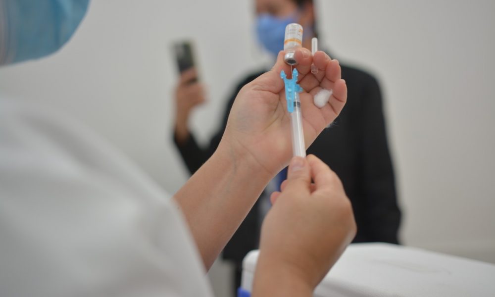 Vacina CoronaVac no HUB. Foto: Vítor Mendonça/Jornal de Brasília