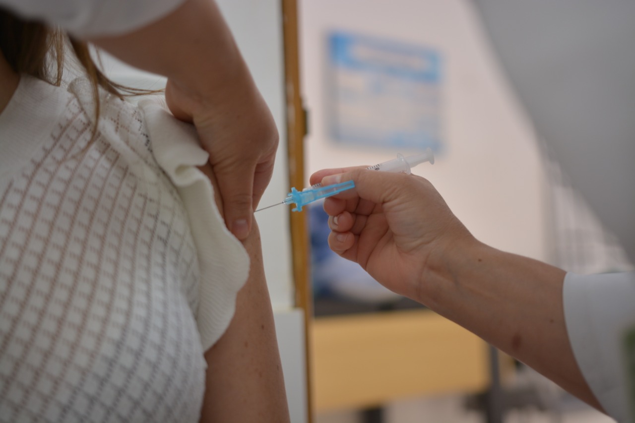 Vacina CoronaVac no HUB. Foto: Vítor Mendonça/Jornal de Brasília