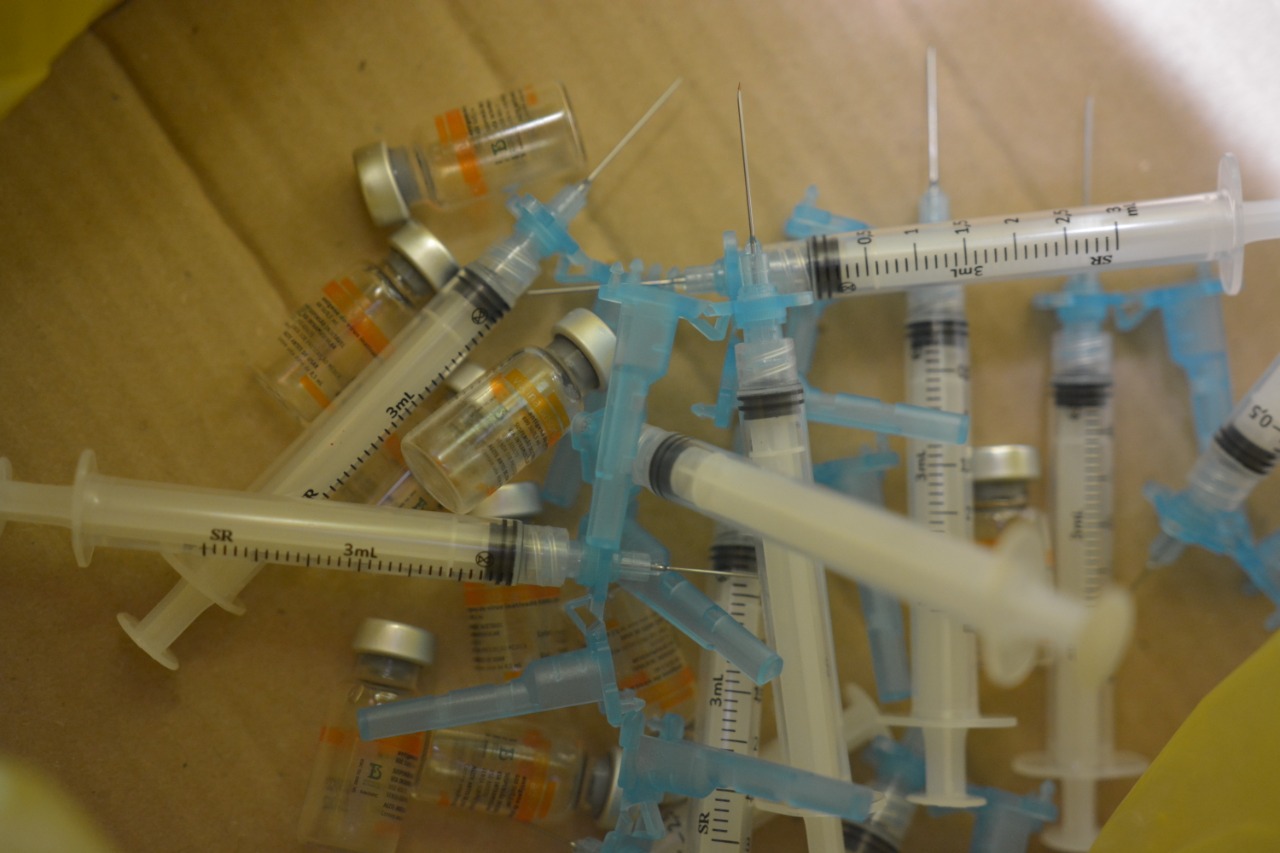 Vacina CoronaVac no HUB. Foto: Vítor Mendonça/Jornal de Brasília