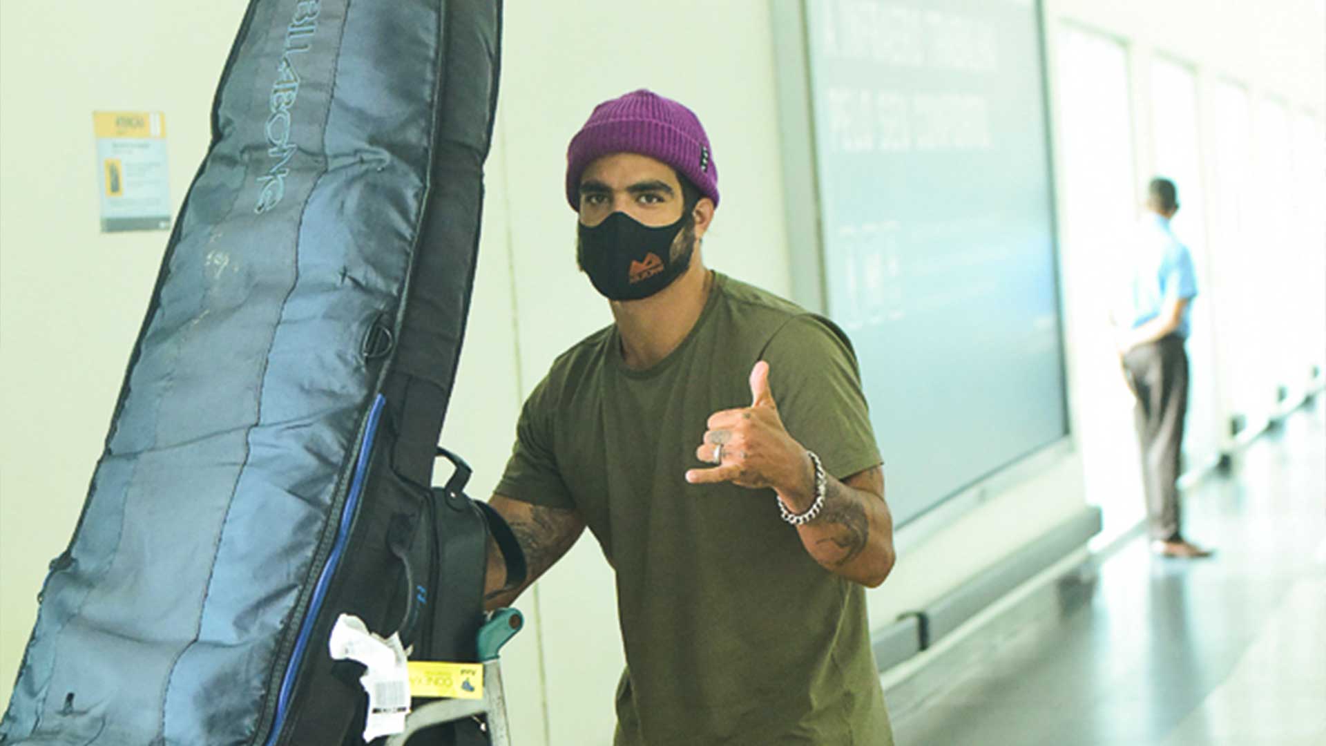 Após passagem por Fernando de Noronha, Caio Castro desembarca sozinho em São Paulo