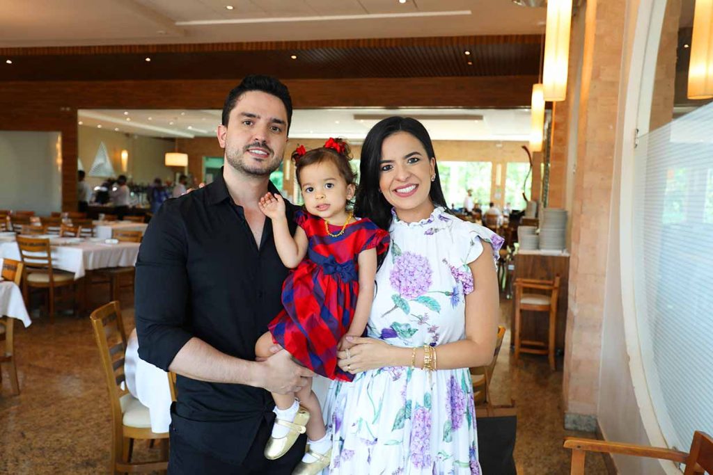 Rafael e Andreza com a filha Íris Bomtempo. Foto: César Rebouças