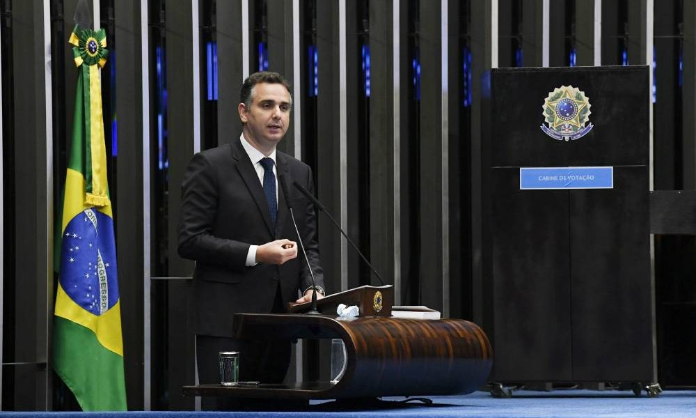 Em discurso, à tribuna, candidato à presidência, senador Rodrigo Pacheco (DEM-MG). Foto: Jefferson Rudy/Agência Senado