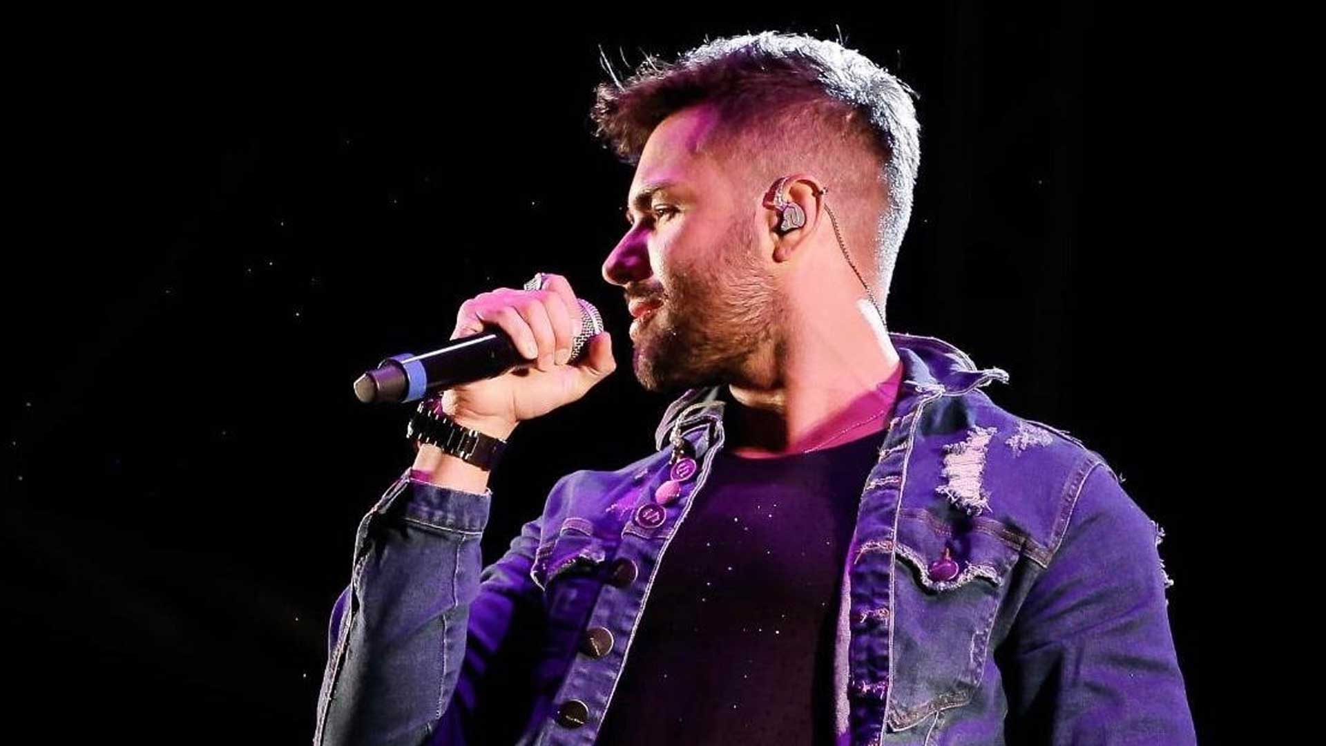 Cantor Leon Correia comemora aniversário se apresentando no Lago Sul