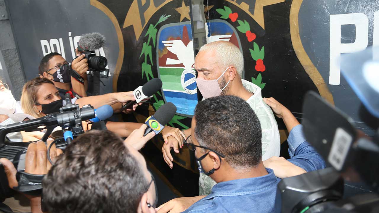 Belo deixa prisão no Rio de Janeiro. Foto: AgNews