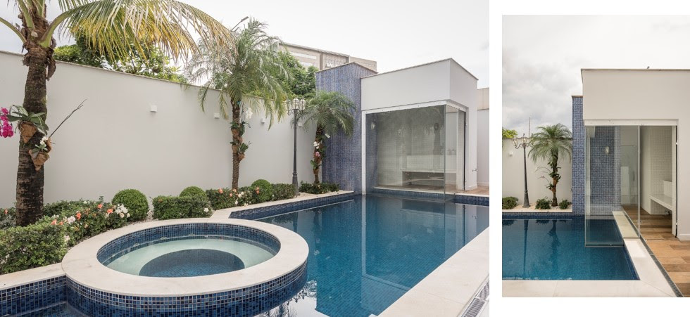 Os dias de calor ficam ainda mais especiais na área externa. Os revestimentos em azul e branco tornam o décor leve
