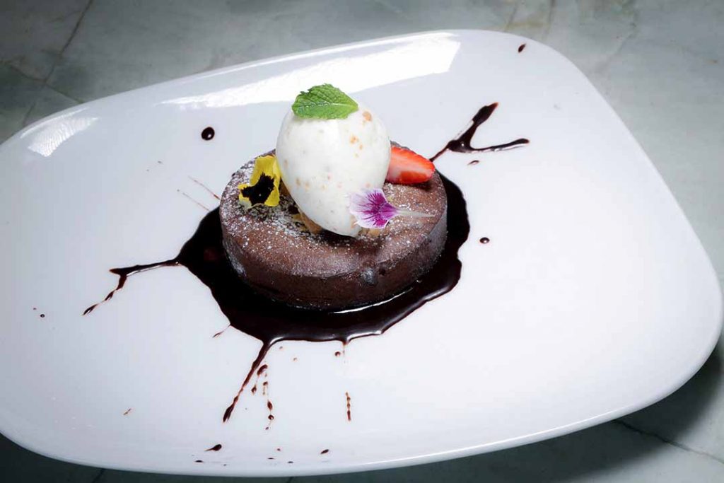 Torta de chocolate com sorvete de paçoca.  Foto: Inove Aceleradora