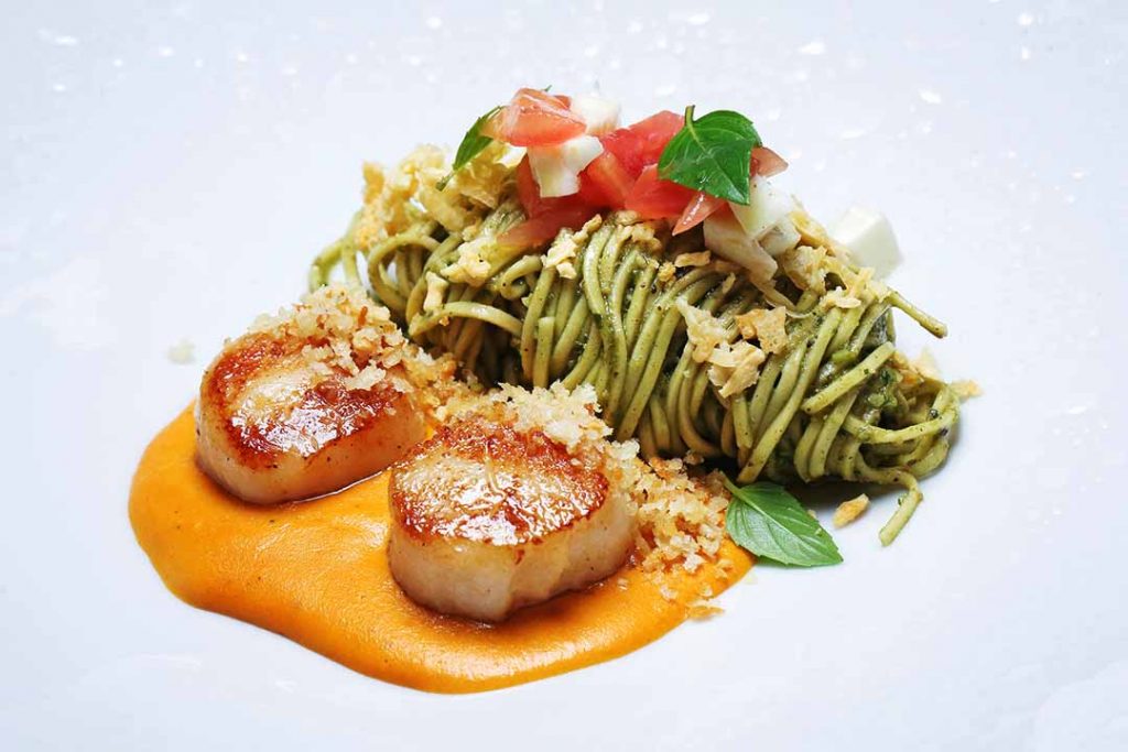  Vieiras grelhadas com capellini ao molho pesto e saladinha de tomate e crocantes de queijo. Foto: Inove Aceleradora