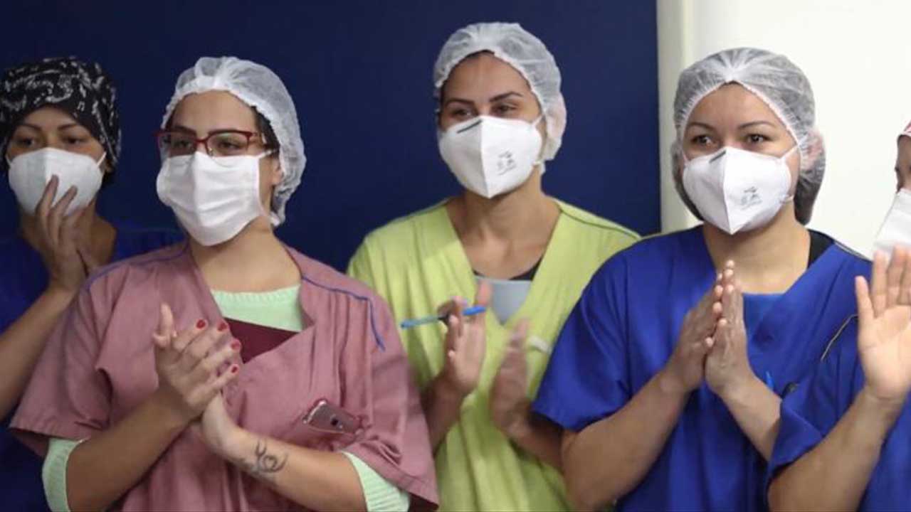 No Dia da Enfermagem, profissionais de 10 hospitais do DF comemoram com pizza