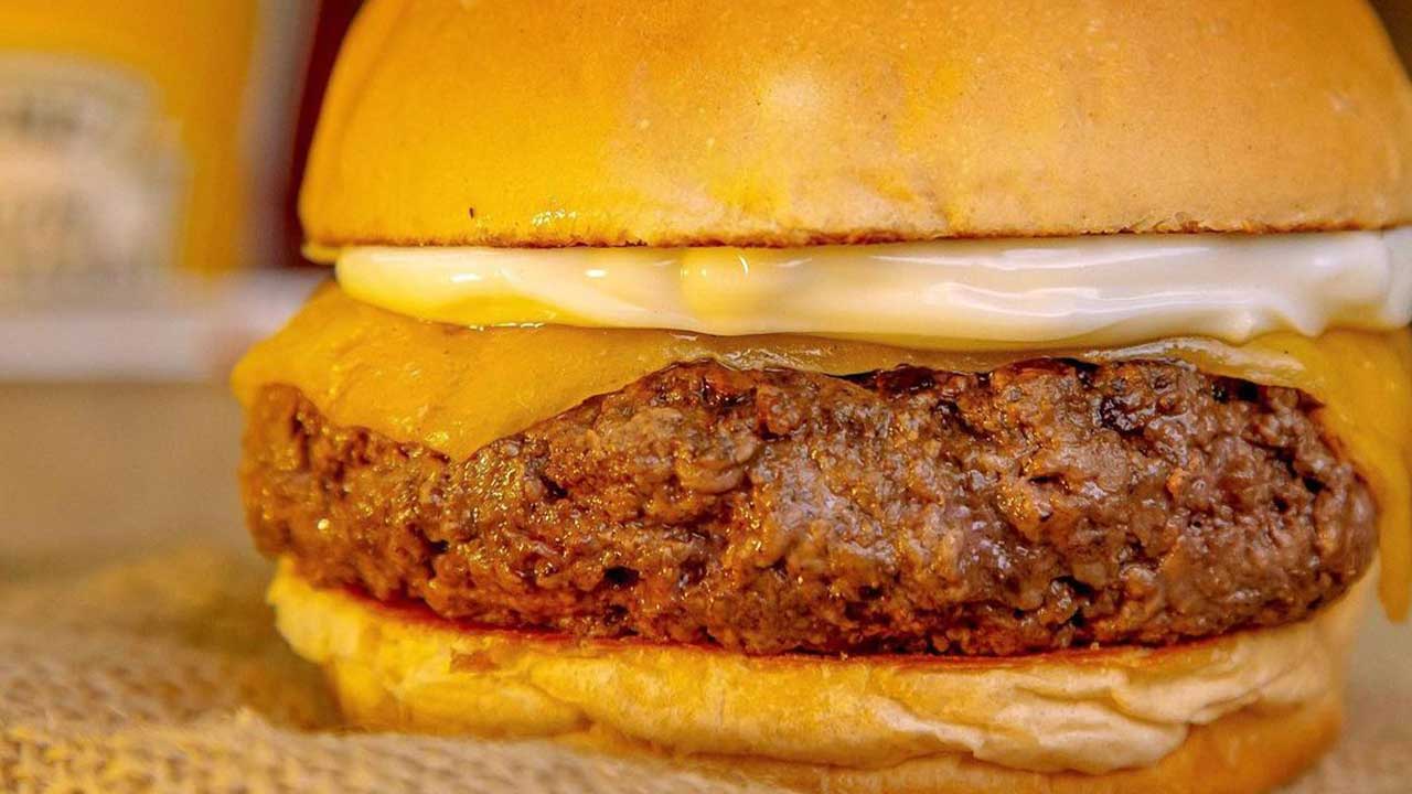 Delivery: hamburguerias oferecem sanduba artesanal em dobro