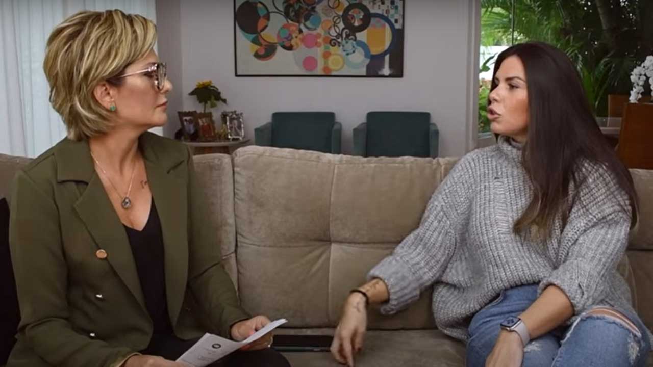 A apresentadora Antônia Fontenelle entrevista Cybele Veiga. viúva de Tom Veiga