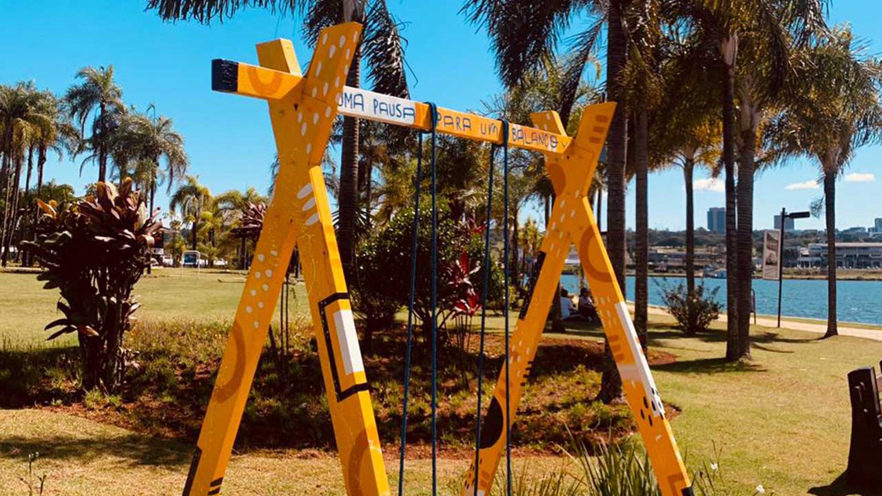 Sob o céu ímpar de Brasília e às margens do Lago Paranoá, balanço instagramável é a novidade do Pontão