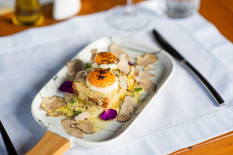 Toasts: pão tostado, provolone de búfala, fonduta de trufas negras e ovos fritos. Foto: Fernando Pires
