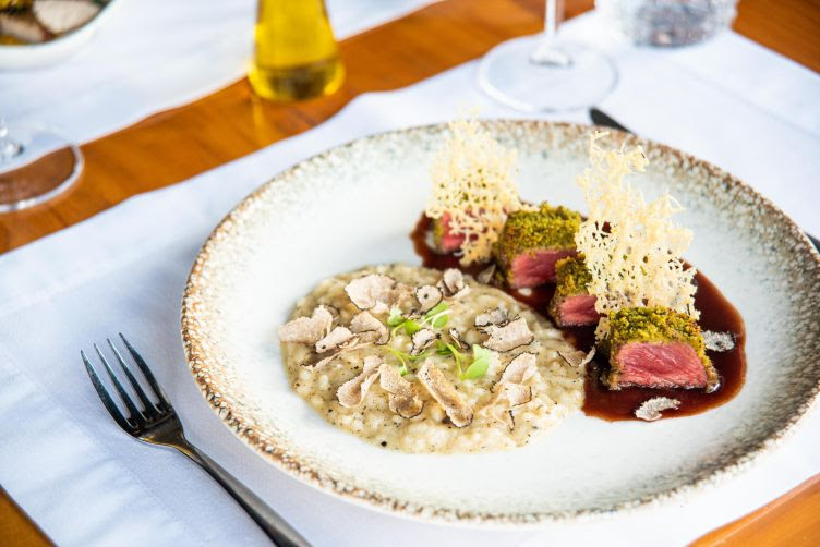 Chorizo Angus com crosta de manjericão, molho demi-glace e risoto de parmesão trufado. Foto: Fernando Pires