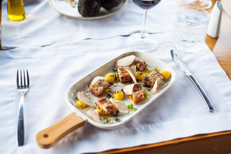 Panceta suína trufada, com creme de abóbora trufado e gema de codorna caramelizada. Foto: Fernando Pires