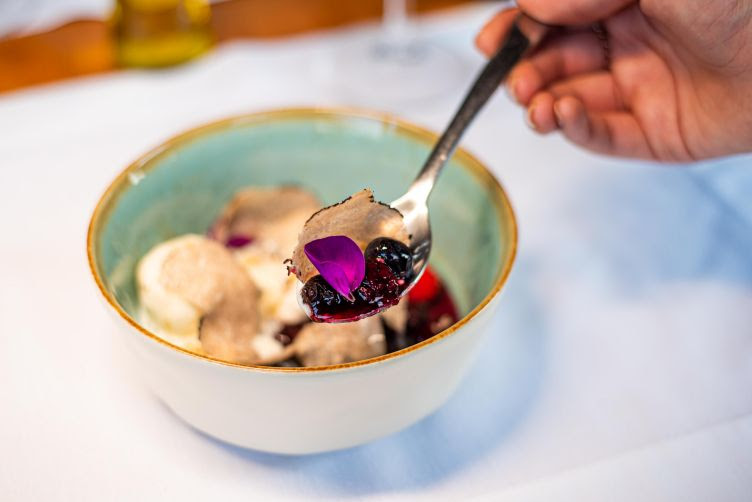 Compota de frutas vermelhas com sorvete de iogurte artesanal, mel trufado, merengues e trufas negras raladas. Foto: Fernando Pires