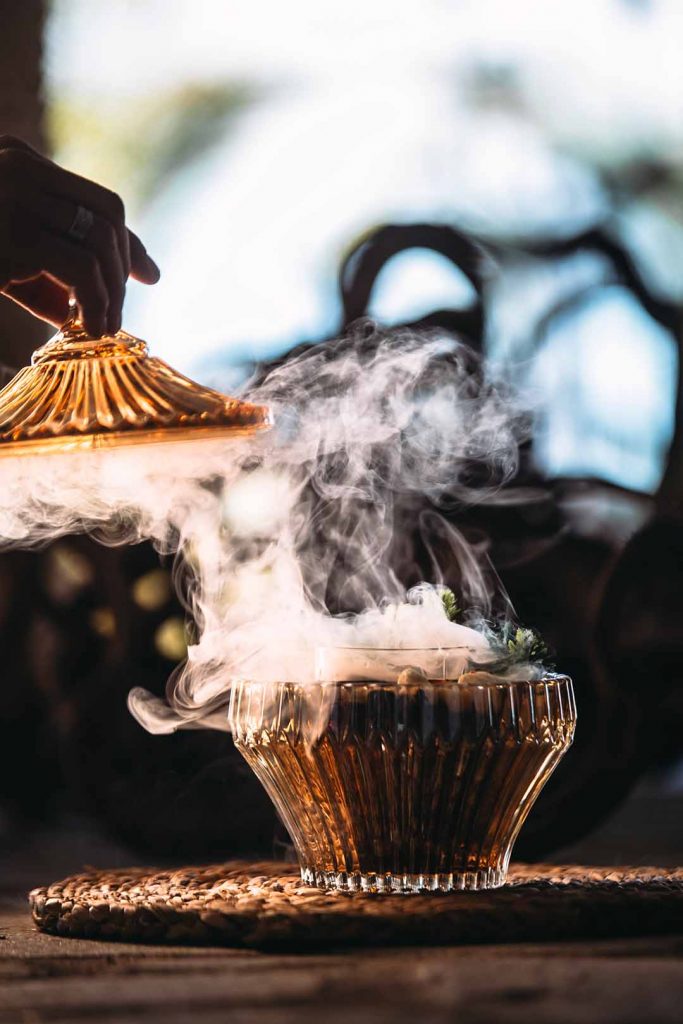 Xingús: cachaça, fernet menta, spiced cold brew, amaro lucano, syrup cumaru, spicy chocolate e rapadura moída. Foto: Fernando Veler