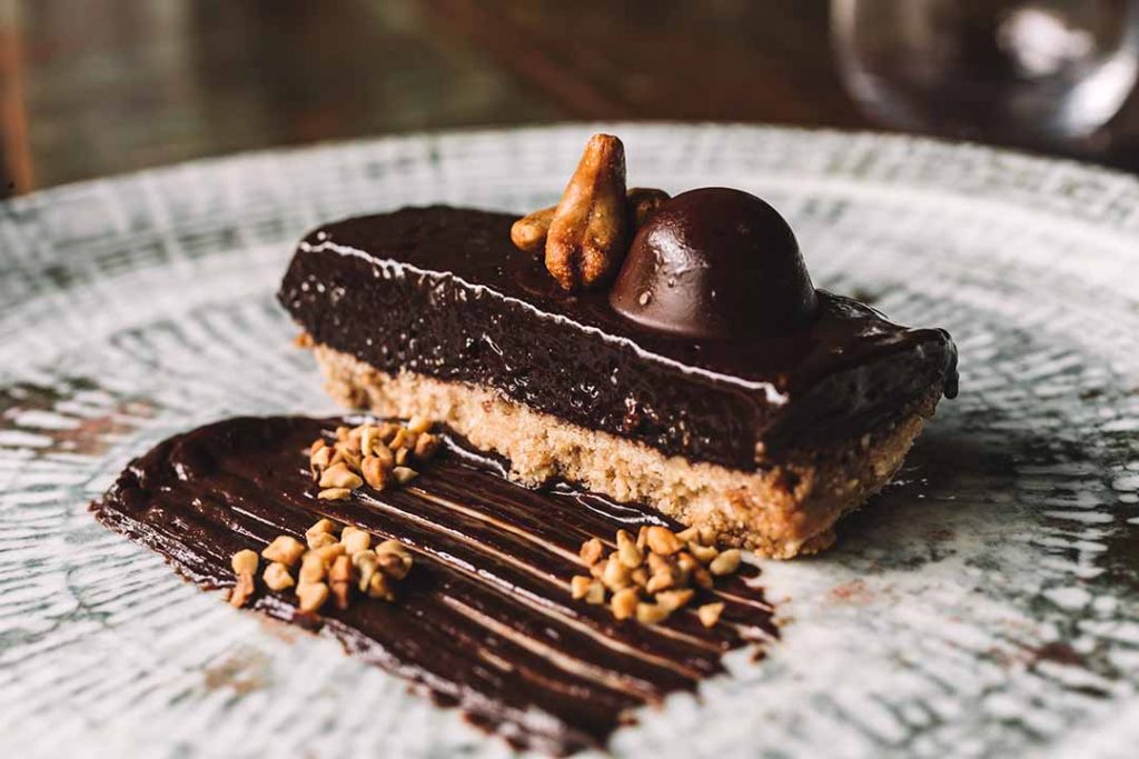 Torta cremosa de chocolate com caramelo e castanha de caju