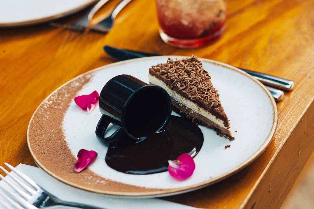 Torta de três mousses com chocolate meio amargo, branco e ao leite e calda de chocolate. Foto: Gui Teixeira