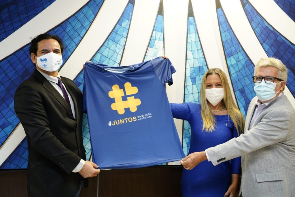 Bugueiro Gerson Morais, secretária Vanessa Mendonça (Setur-DF) e Newton Garcia (Abrasel): juntos pela divulgação dos atrativos de Brasília. Foto: Claudio Gerber / Setur-DF