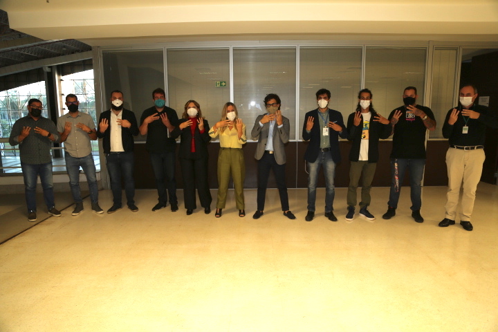 Símbolo do Movimento Viva W3 foi mostrado pelos artistas participantes da reunião com as secretárias Meire Motta (Segov) e Vanessa Mendonça (Setur). Foto: Aurélio Pereira / Setur-DF