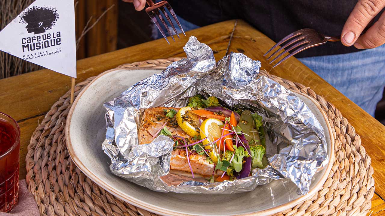 Chefs Lui Veronese e Marcos Akaki assinam o cardápio do festival Brazilian Paradise do Cafe de La Musique Brasília