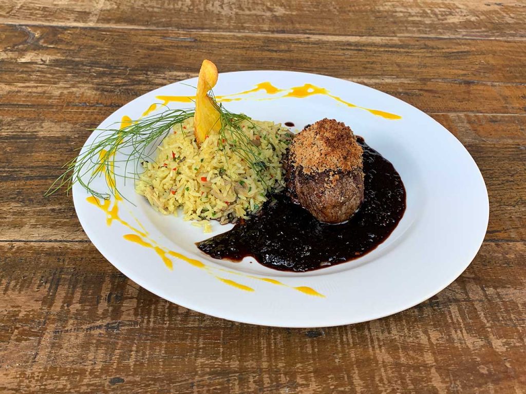 Crosta da India, file mignon grelhado com reducao de vinho do porto e cebola roxa, com crosta de farinha de pao, castanhas, arroz de cogumelos do chef. Foto: Agência Vera360