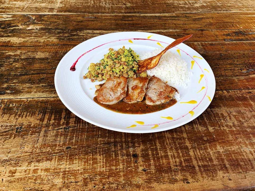Dudu Pé na Roca, file de porco grelhado ao molho com arroz branco e feijão tropeiro. Foto: Agência Vera360