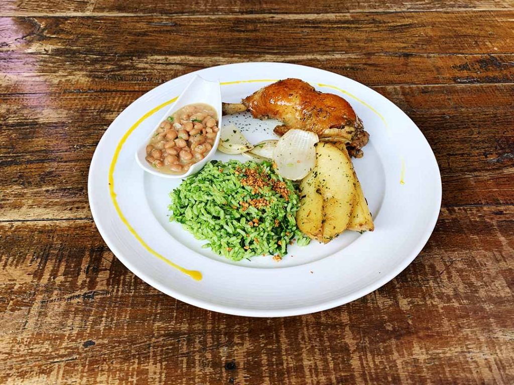 Ave que Não Voa, coxa e sobrecoxa de frango assada com ervas, batata, cebola, arroz com brócolis e feijão da casa. Foto: Agência Vera360