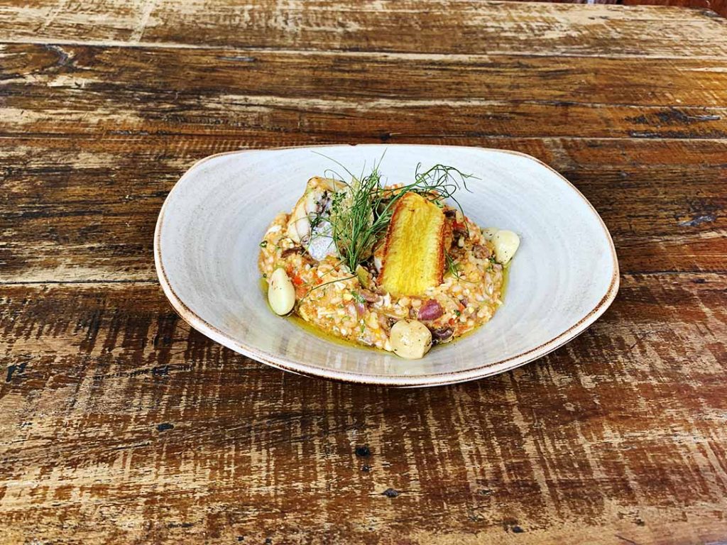 Caiscais, posta de bacalhau confitada no azeite, louro, raspas de limão acompanhada de risoto português. Foto: Agência Vera360