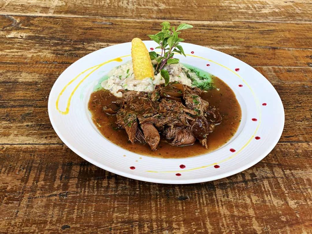 Paleta sem Pé nem Cabeça, paleta desossada ao molho do assado com vinho do porto, lascas de cebola acompanhado de risoto de cogumelos. Foto: Agência Vera360