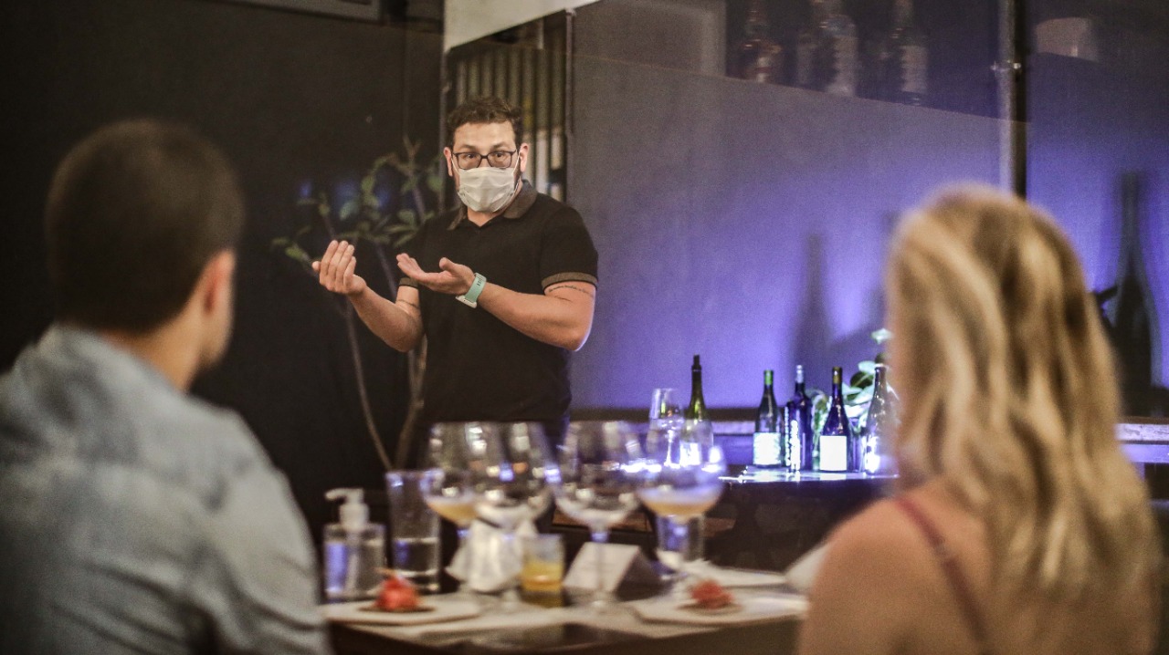 002Café promove noite de degustação de vinhos