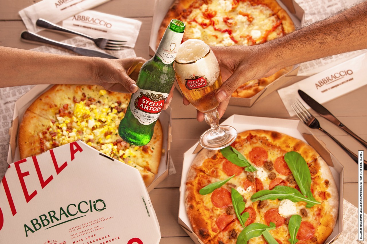 Em parceria especial, Abbraccio lança menu inteiro de pizzas com massa feita de Stella Artois